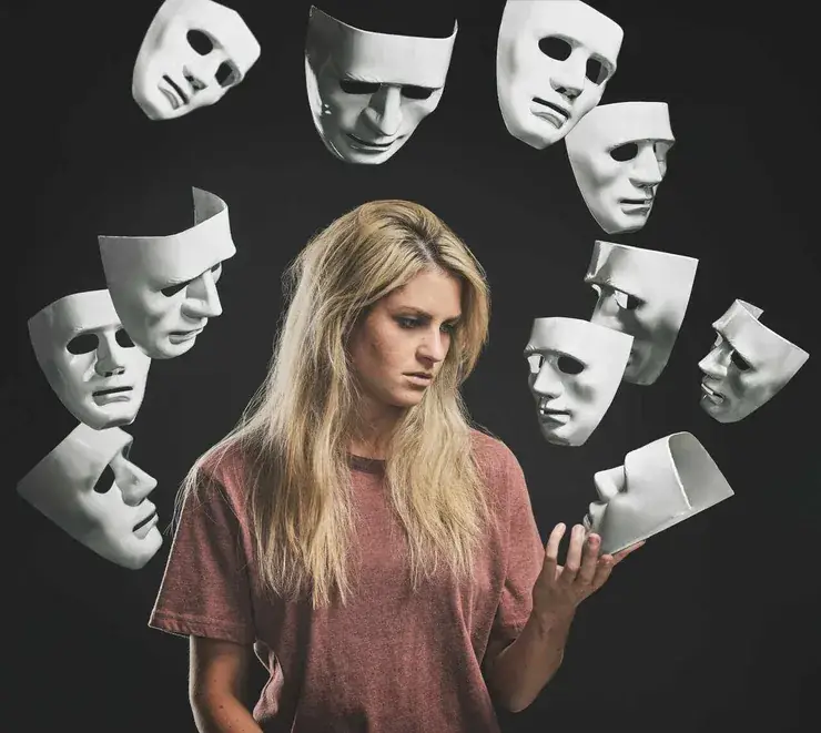 Mulher cercada por máscaras representando instabilidade emocional